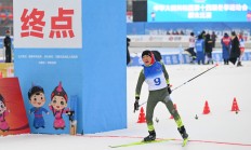 九游APP下载:年龄不是鸿沟，是传承的桥梁——“十四冬”冰雪赛场上的老少协奏曲